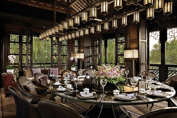 2 restaurants, breakfast served