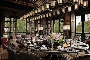 2 restaurants, breakfast served