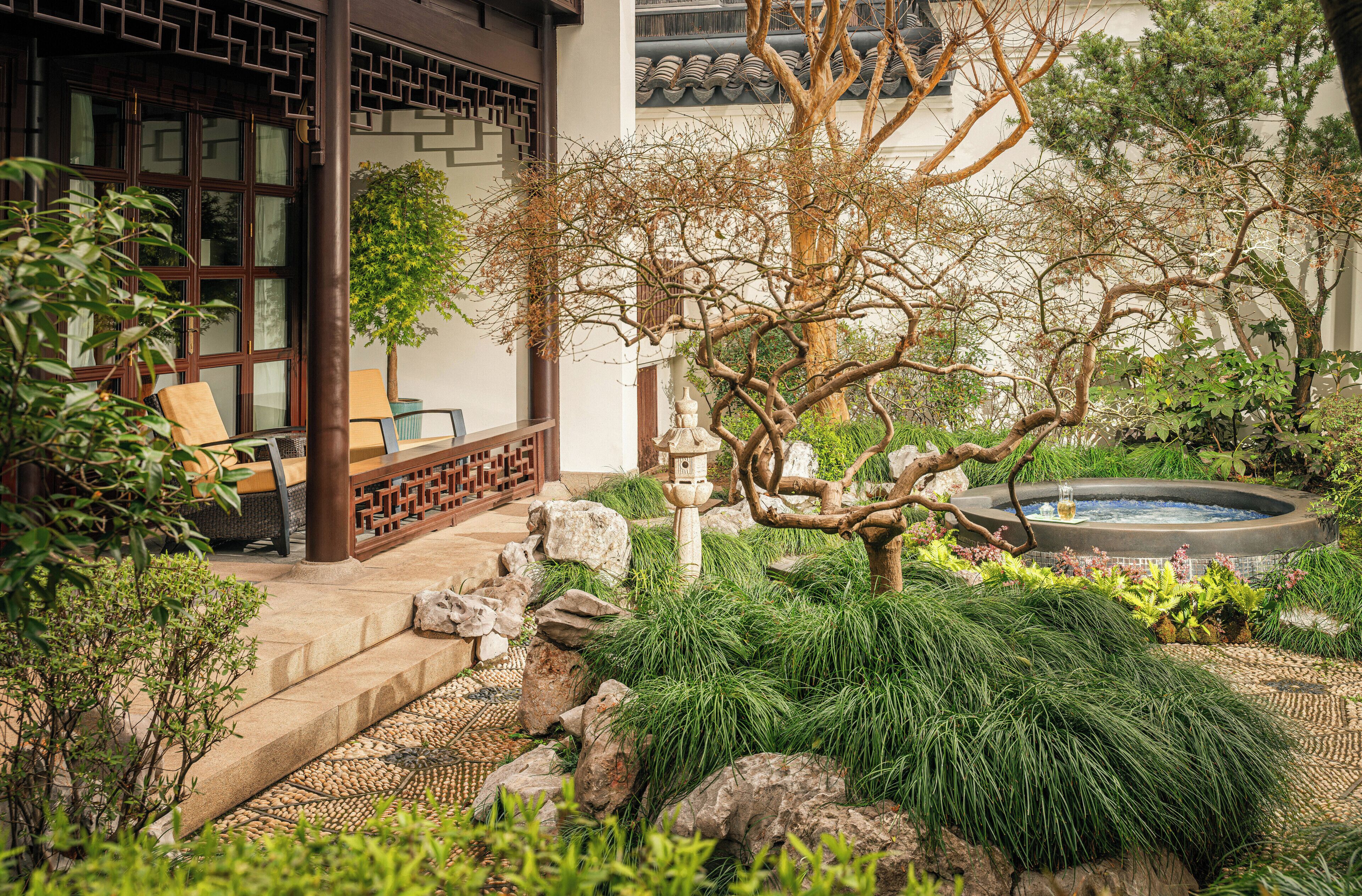 Courtyard Suite King | 低過敏寢具、羽絨被、迷你吧、客房內保險箱