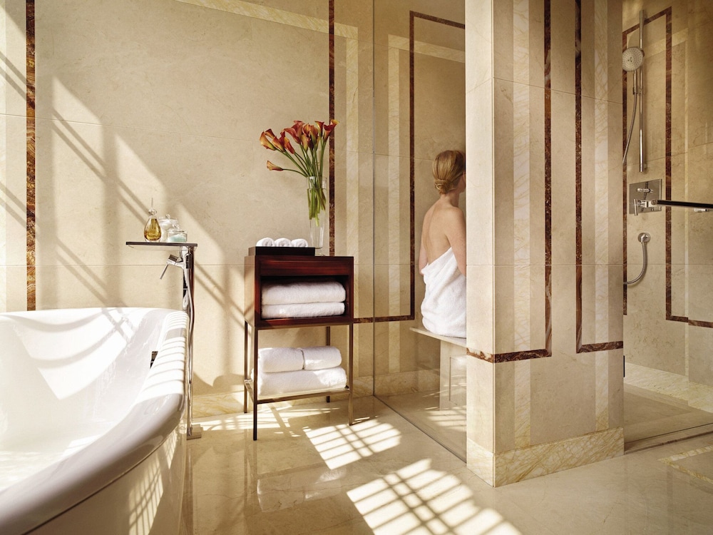 Four Seasons Hotel Hangzhou At West Lake by null