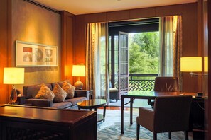 Premier Garden View Room King Bed | 1 bedroom, hypo-allergenic bedding, down comforters, minibar