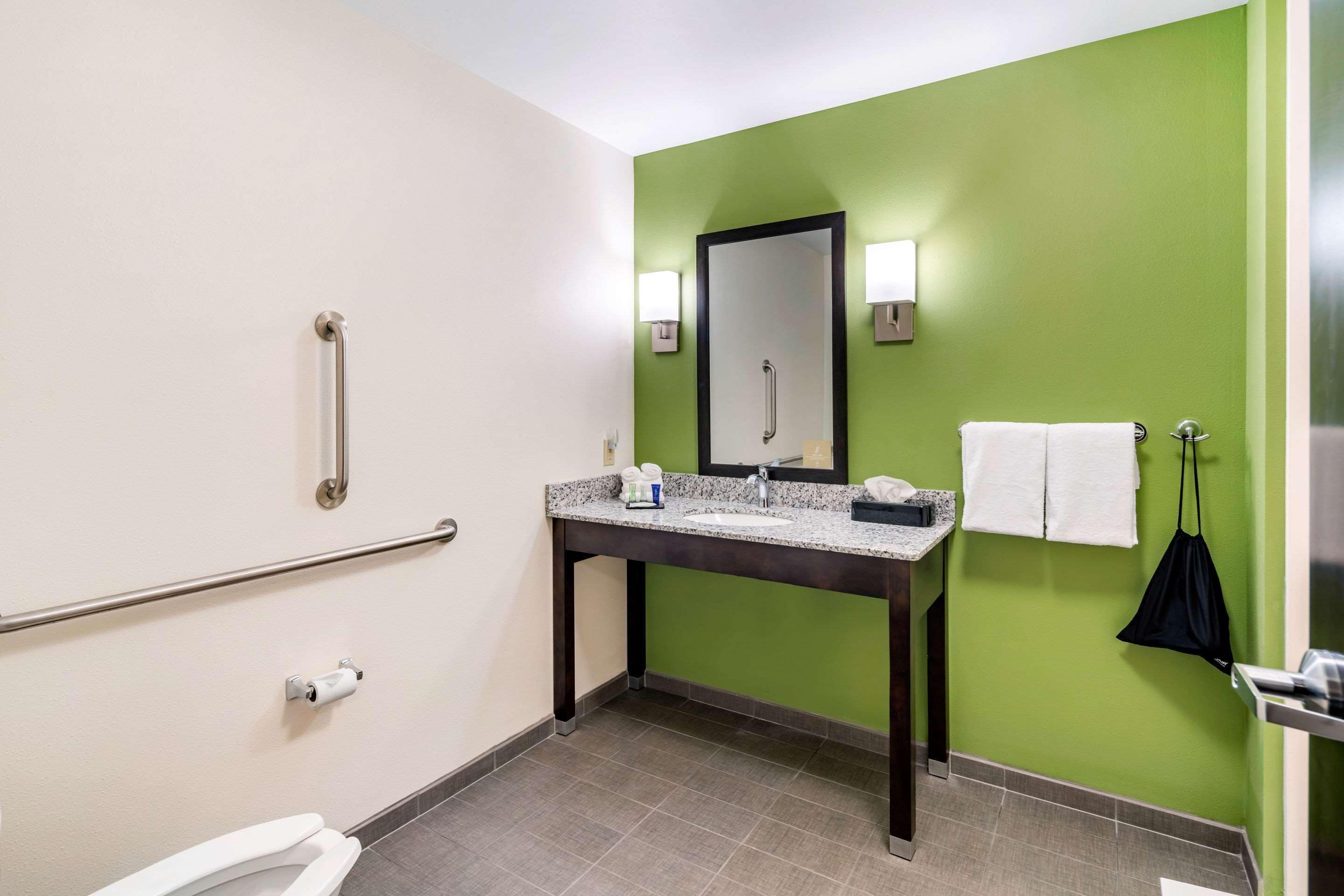 room, 1 king bed, accessible, non smoking | bathroom | combined shower/bathtub, free toiletries, hair dryer, towels