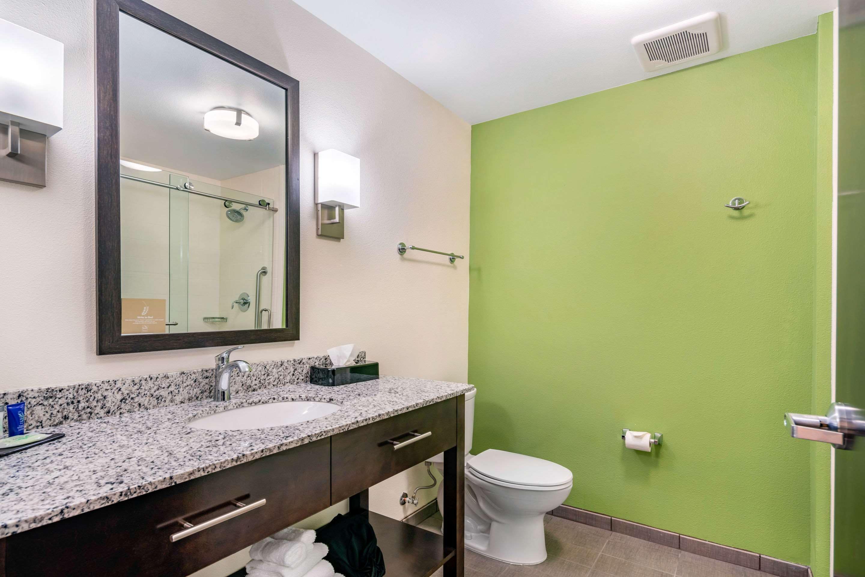 standard room, 1 king bed, non smoking | bathroom | combined shower/bathtub, free toiletries, hair dryer, towels