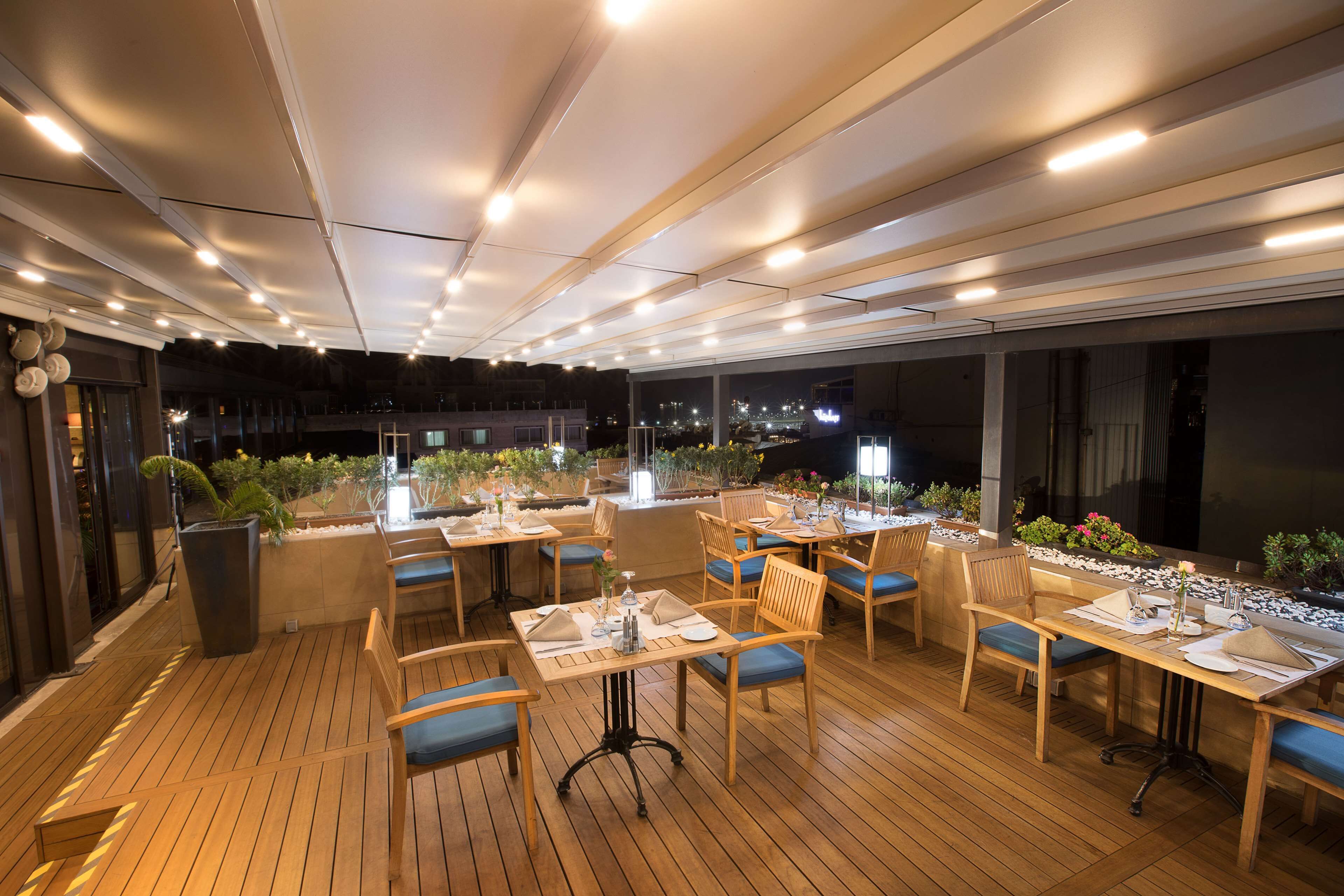 2 restaurantes; se sirven desayunos, almuerzos y cocina internacional 