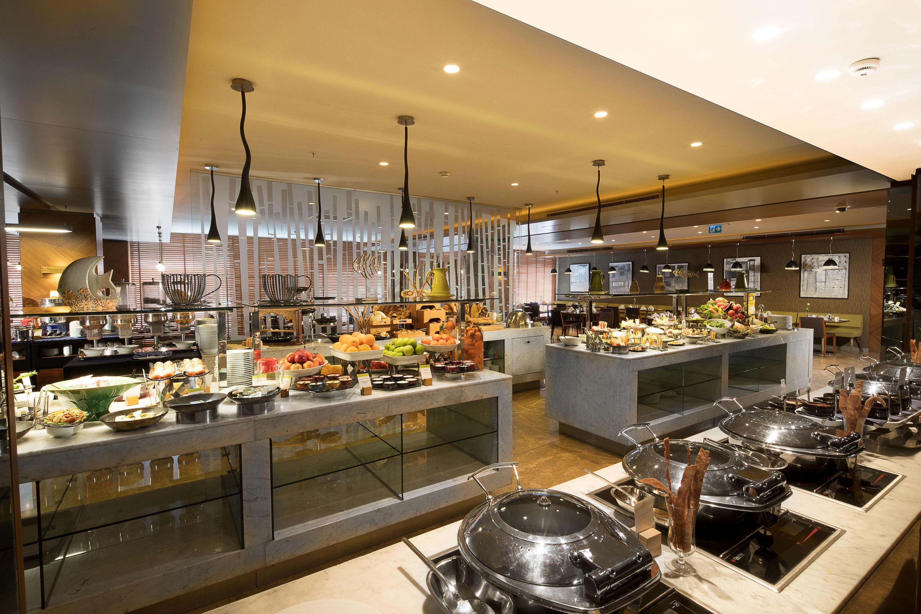 En buffet med et udvalg af mad og moderne indretning.