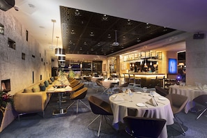 2 restaurants, servant le déjeuner et le dßner; cuisine internationale