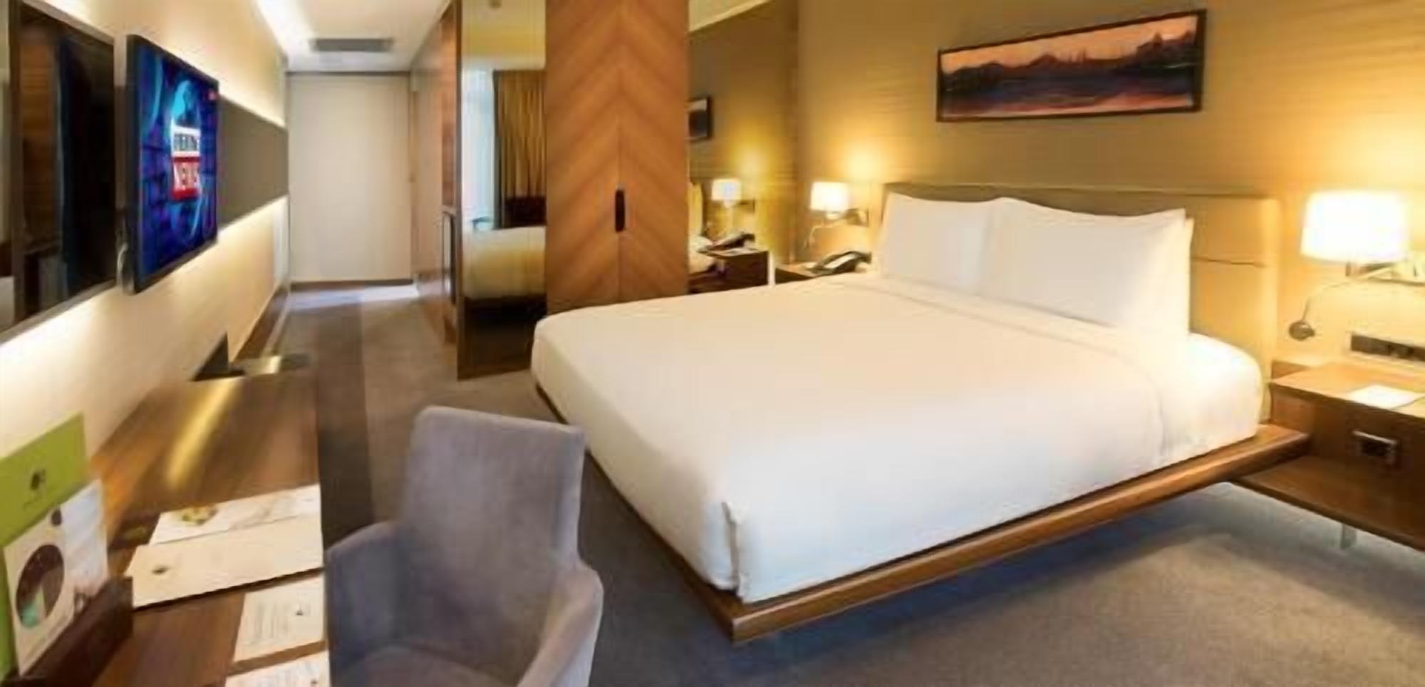 Sengetøy av topp kvalitet, minibar, safe på rommet og skrivebord