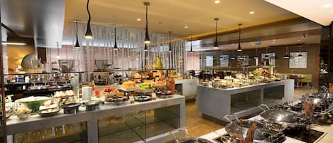 2 restoran, sarapan, makan tengah hari dihidangkan; masakan antarabangsa