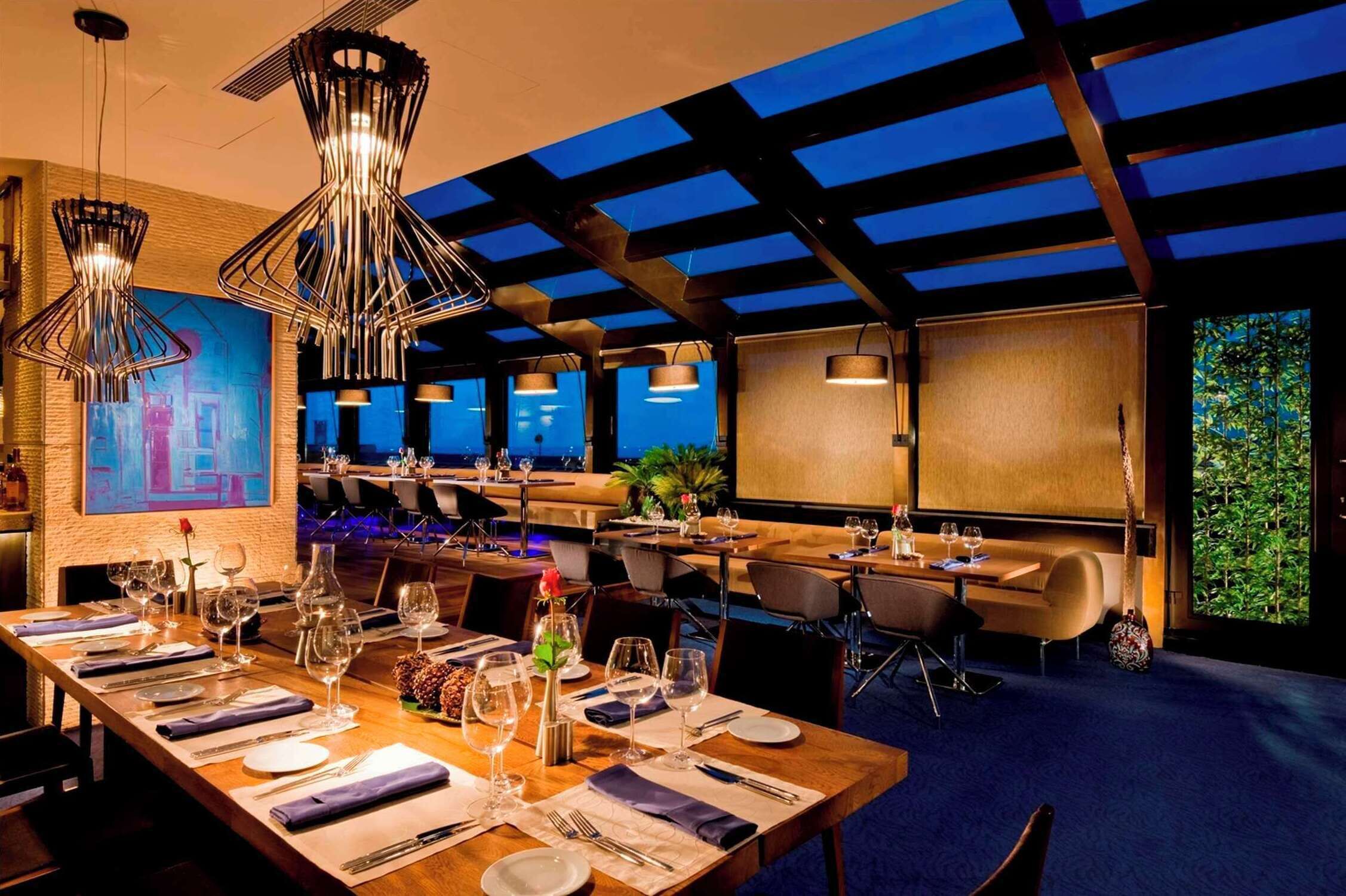 2 restaurantes; se sirven desayunos, almuerzos y cocina internacional 