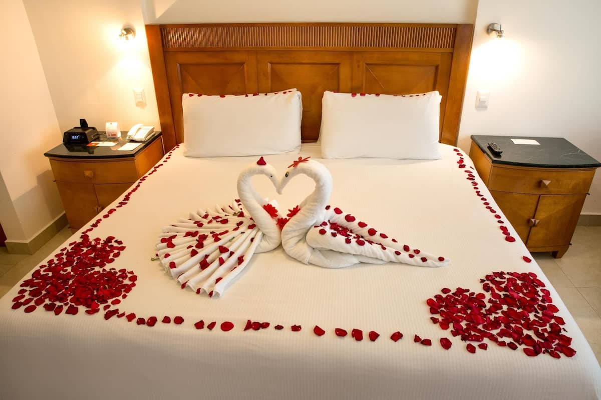 Premium bedding, down comforters, minibar, in-room safe