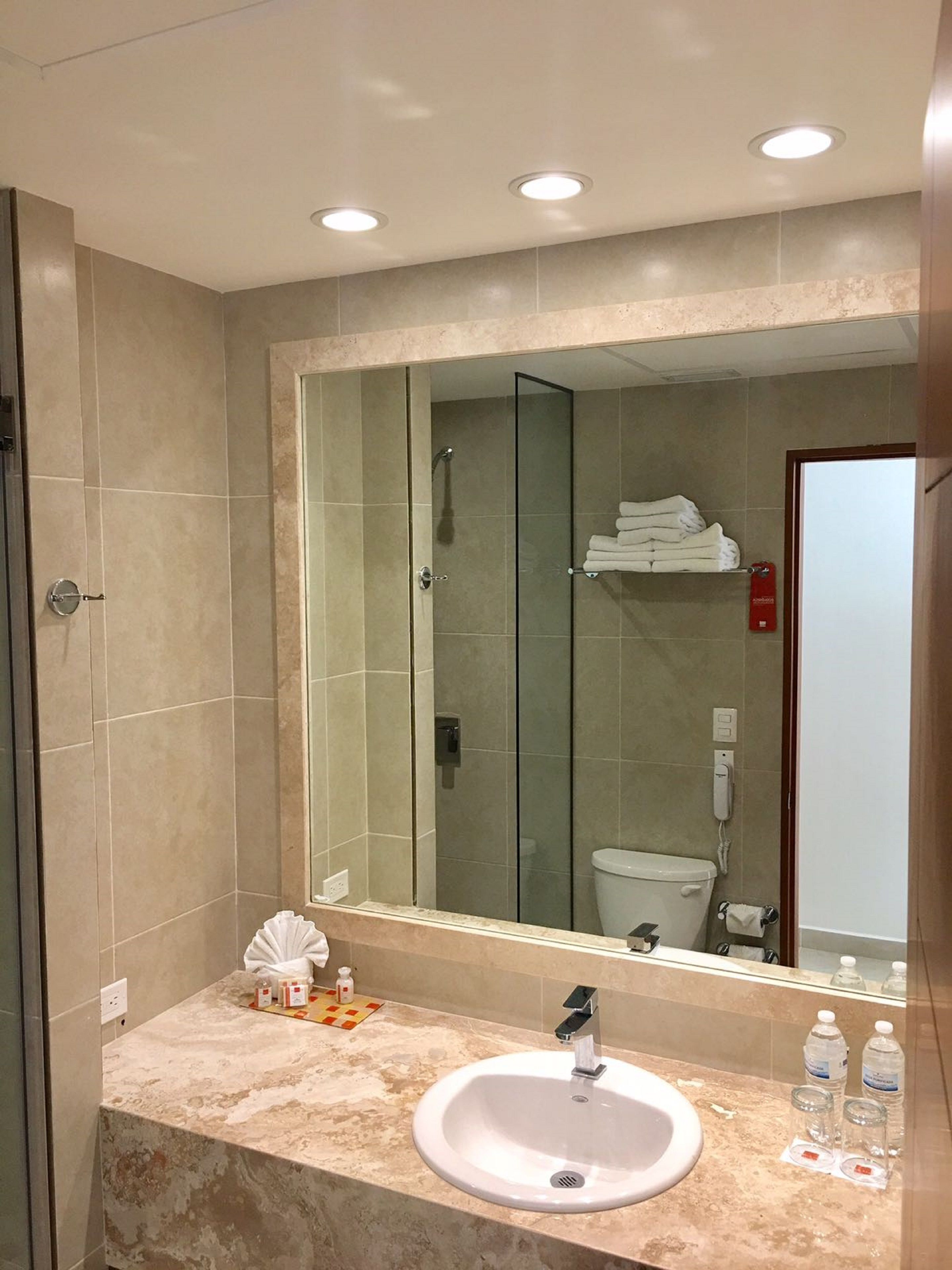 Amenidades de baño gratuitas, secadora de cabello, toallas 