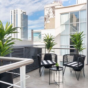 Minibaari, tallelokero huoneessa, työpöytä, pimennysverhot