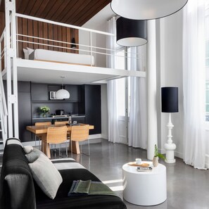 Kolmen hengen huone | Minibaari, tallelokero huoneessa, työpöytä, pimennysverhot