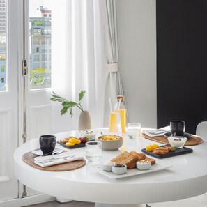 Minibar, Zimmersafe, Schreibtisch, Verdunkelungsvorhänge