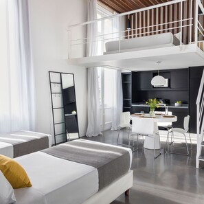 Vierbettzimmer | Minibar, Zimmersafe, Schreibtisch, Verdunkelungsvorhänge