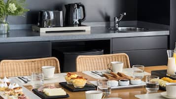 Minibar, caja de seguridad en la habitación y escritorio
