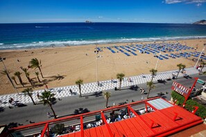 Am Strand, Liegestühle, Sonnenschirme