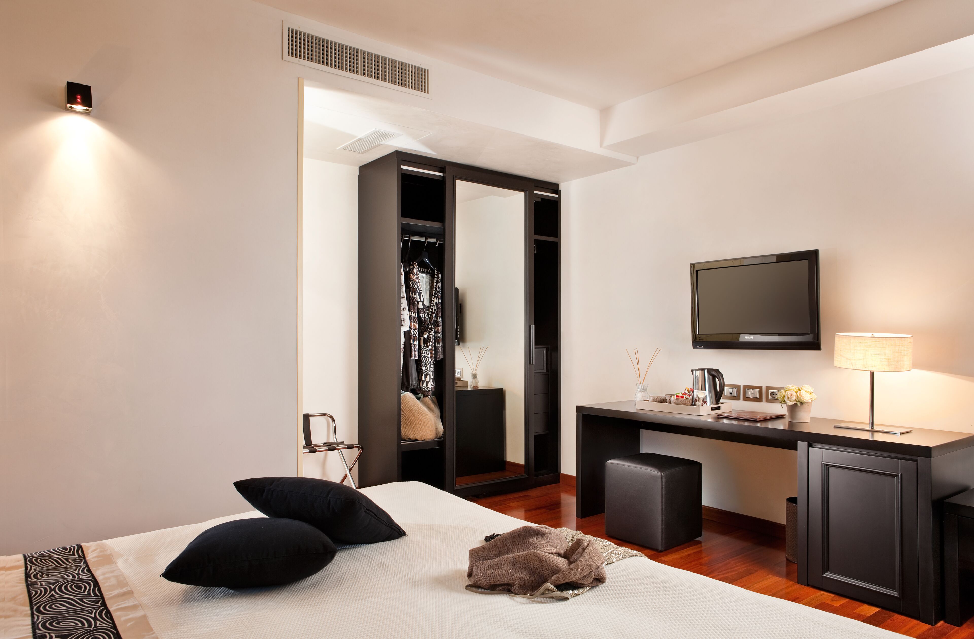deluxe room | 1 bedroom, in-room safe, blackout curtains, soundproofing