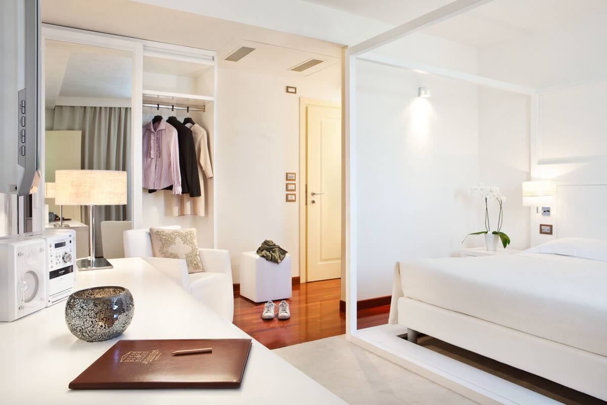 1 bedroom, in-room safe, blackout curtains, soundproofing