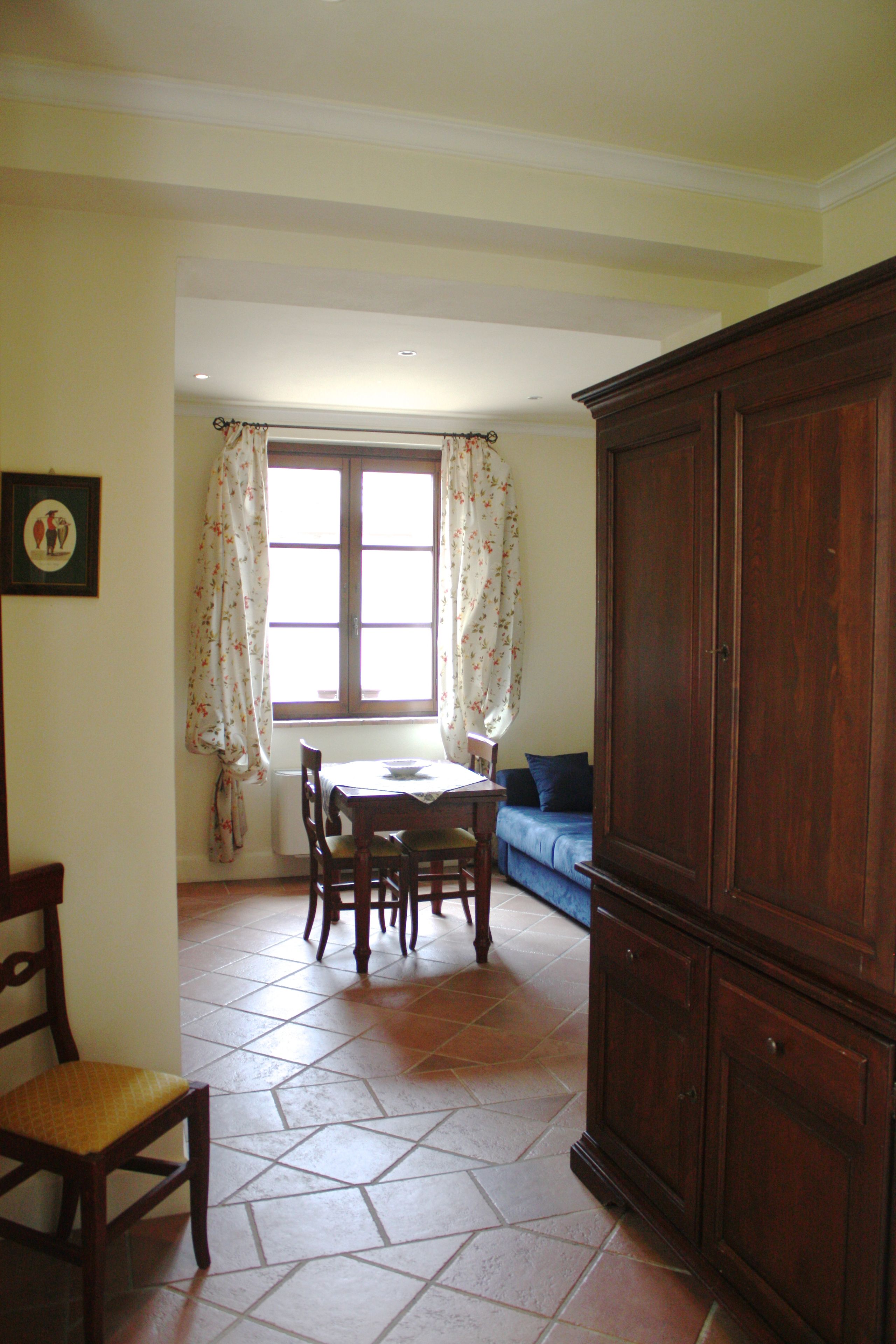 24-inch lcd tv with cable channels, smart tv, pay films