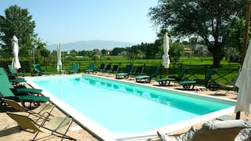 Kolam renang outdoor musiman, dengan cabana gratis