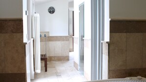 A bathroom with a bathtub, a shower, and a toilet. - Residenza Porta Guelfa (Bevagna)
