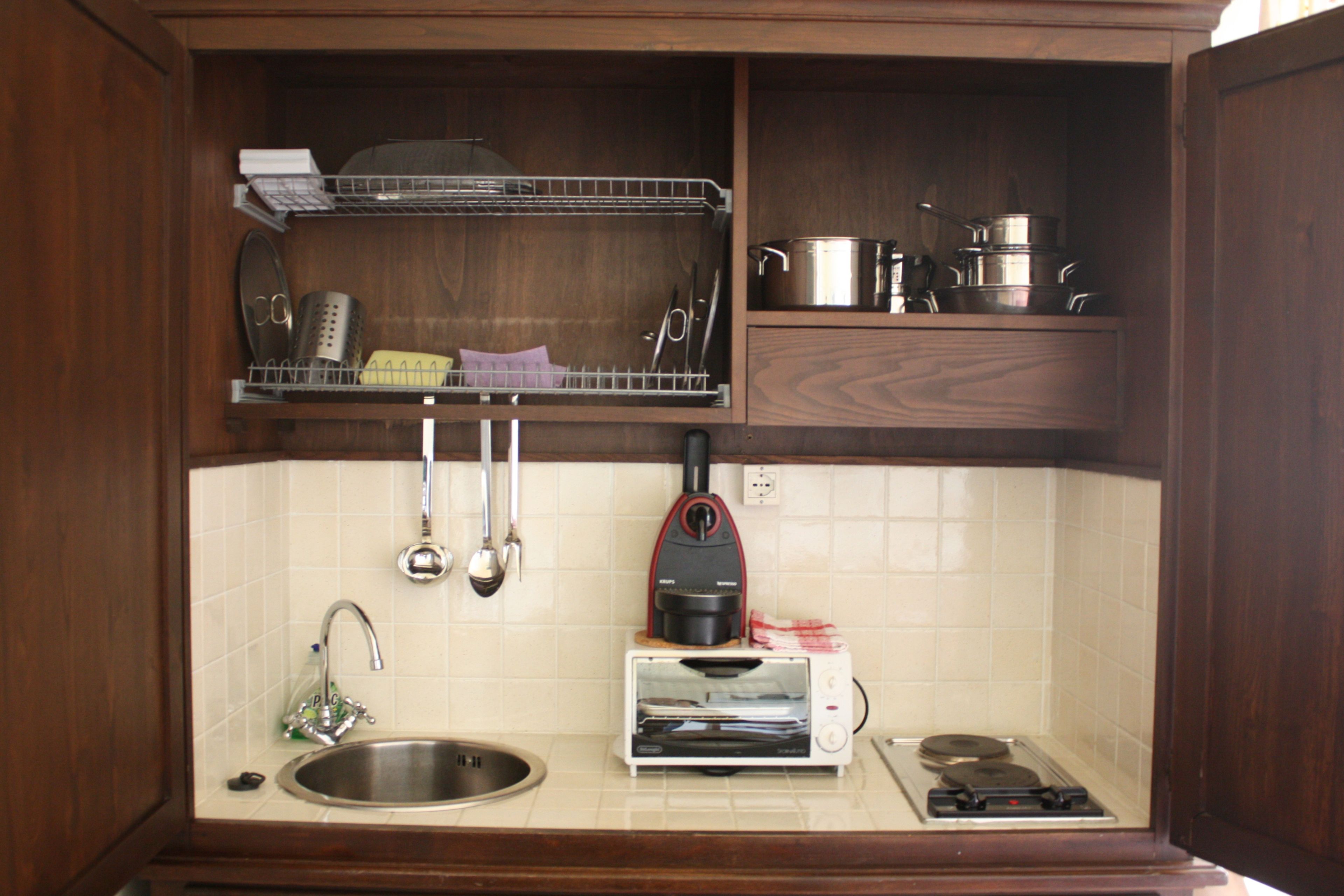 fridge, oven, stovetop, coffee/tea maker