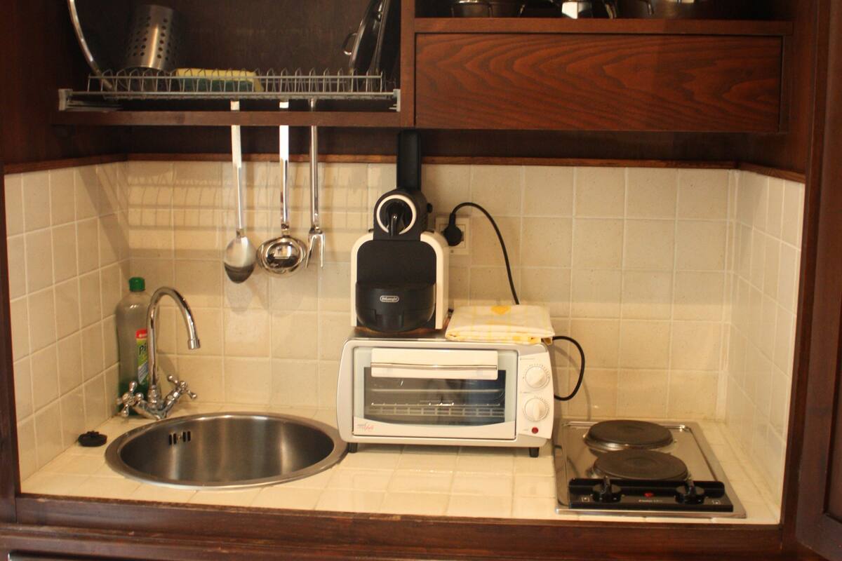fridge, oven, stovetop, coffee/tea maker