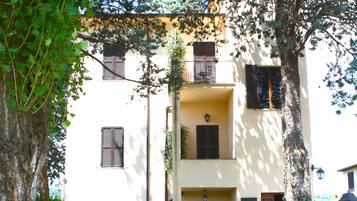 Un bâtiment à deux étages doté d’un balcon, d’une porte et d’une fenêtre.