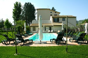 Piscina externa sazonal, funciona das 8h às 20h, barracas de cortesia