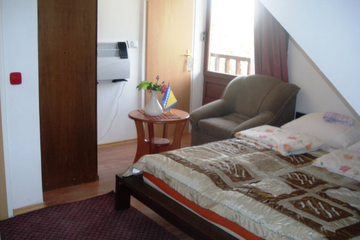 Family Room | Pillowtop beds, rollaway beds (surcharge), WiFi (free)