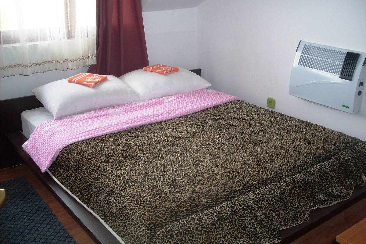 Double Room | Pillowtop beds, rollaway beds (surcharge), WiFi (free)