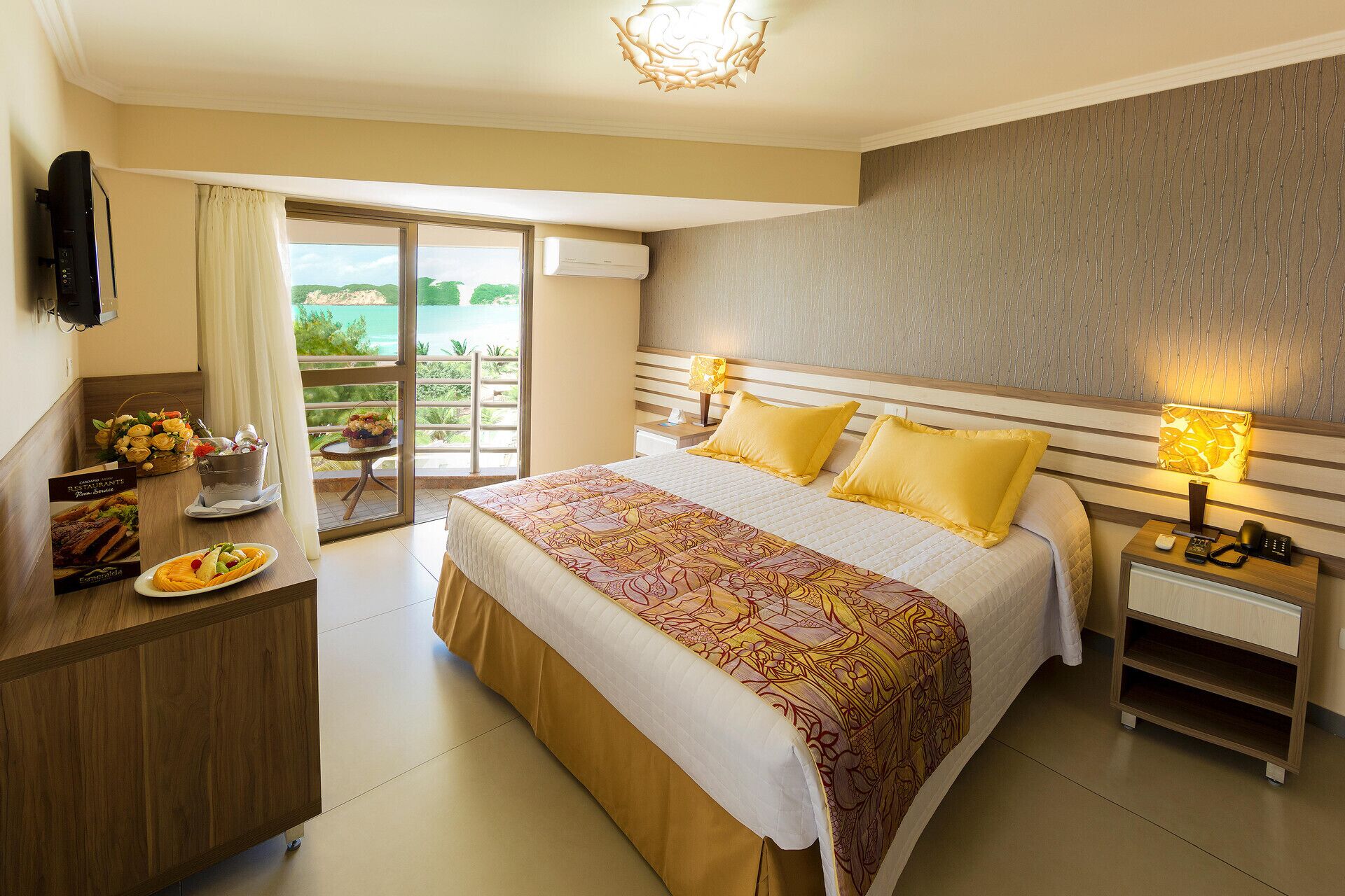 Surmatelas, minibar, coffres-forts dans les chambres, bureau