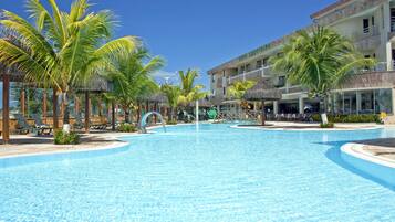 Una piscina al aire libre, sombrillas