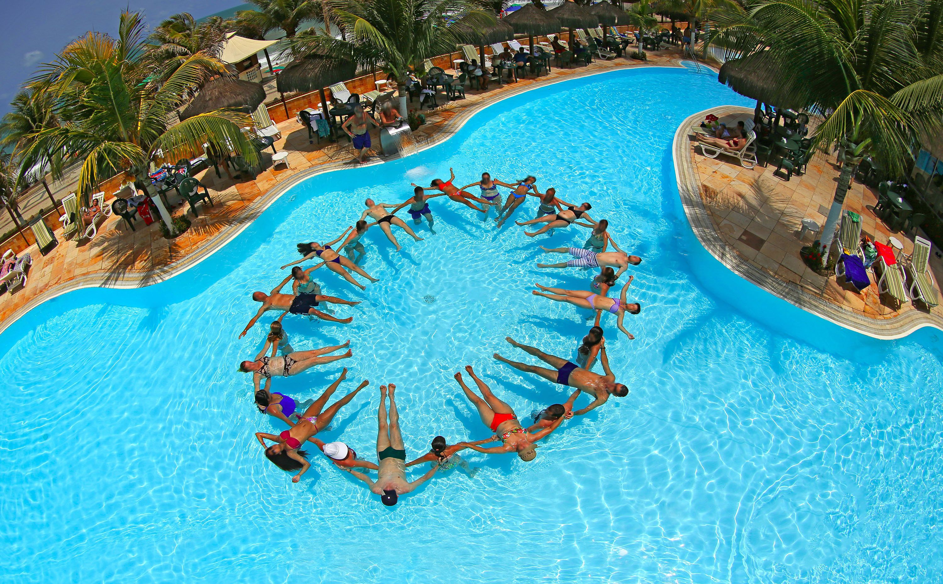 Una piscina al aire libre, sombrillas