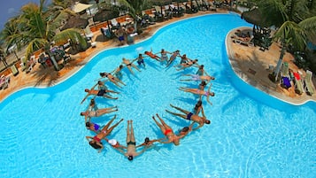 Una piscina al aire libre, sombrillas