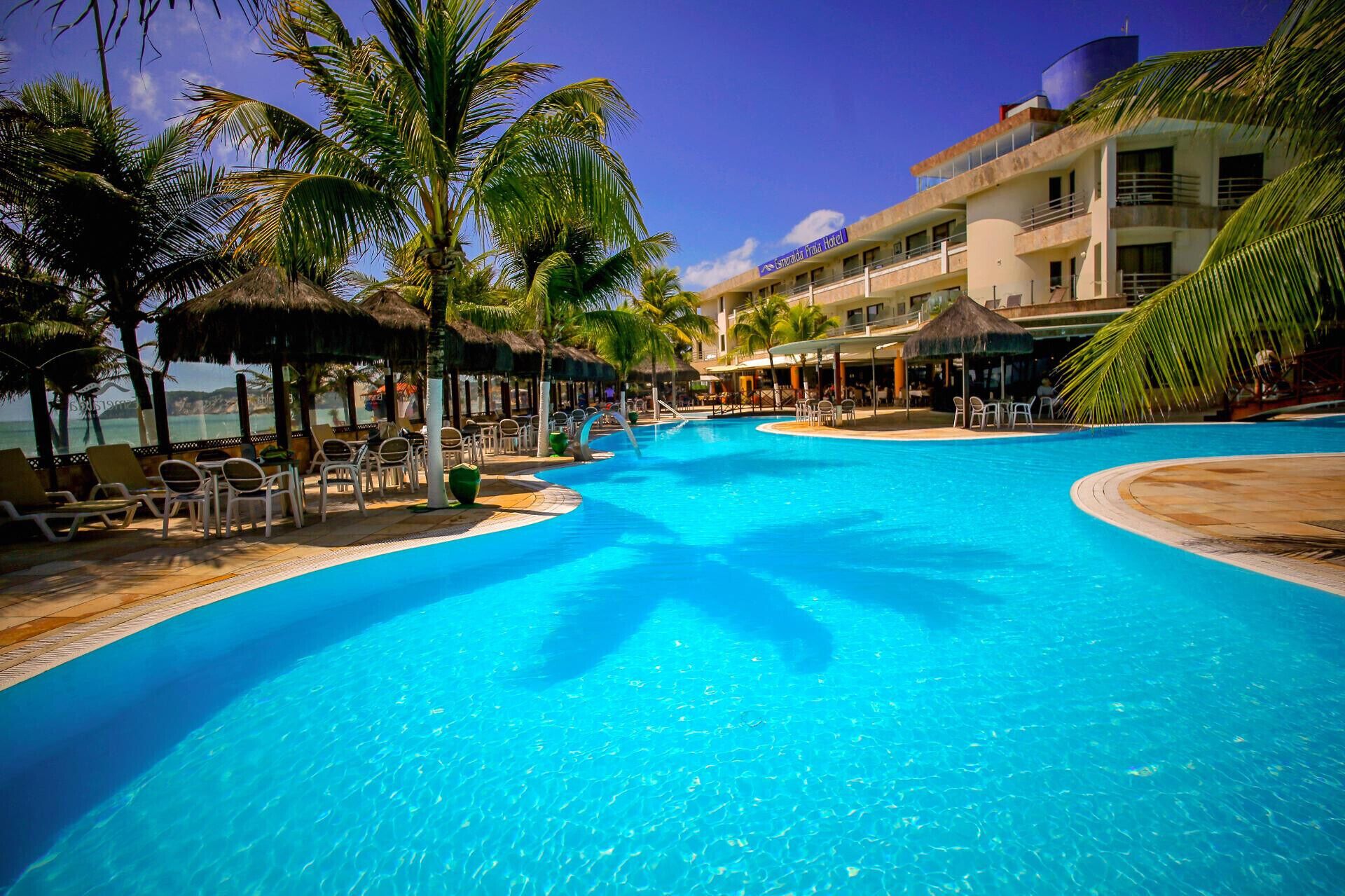 Piscina externa, guarda-sóis