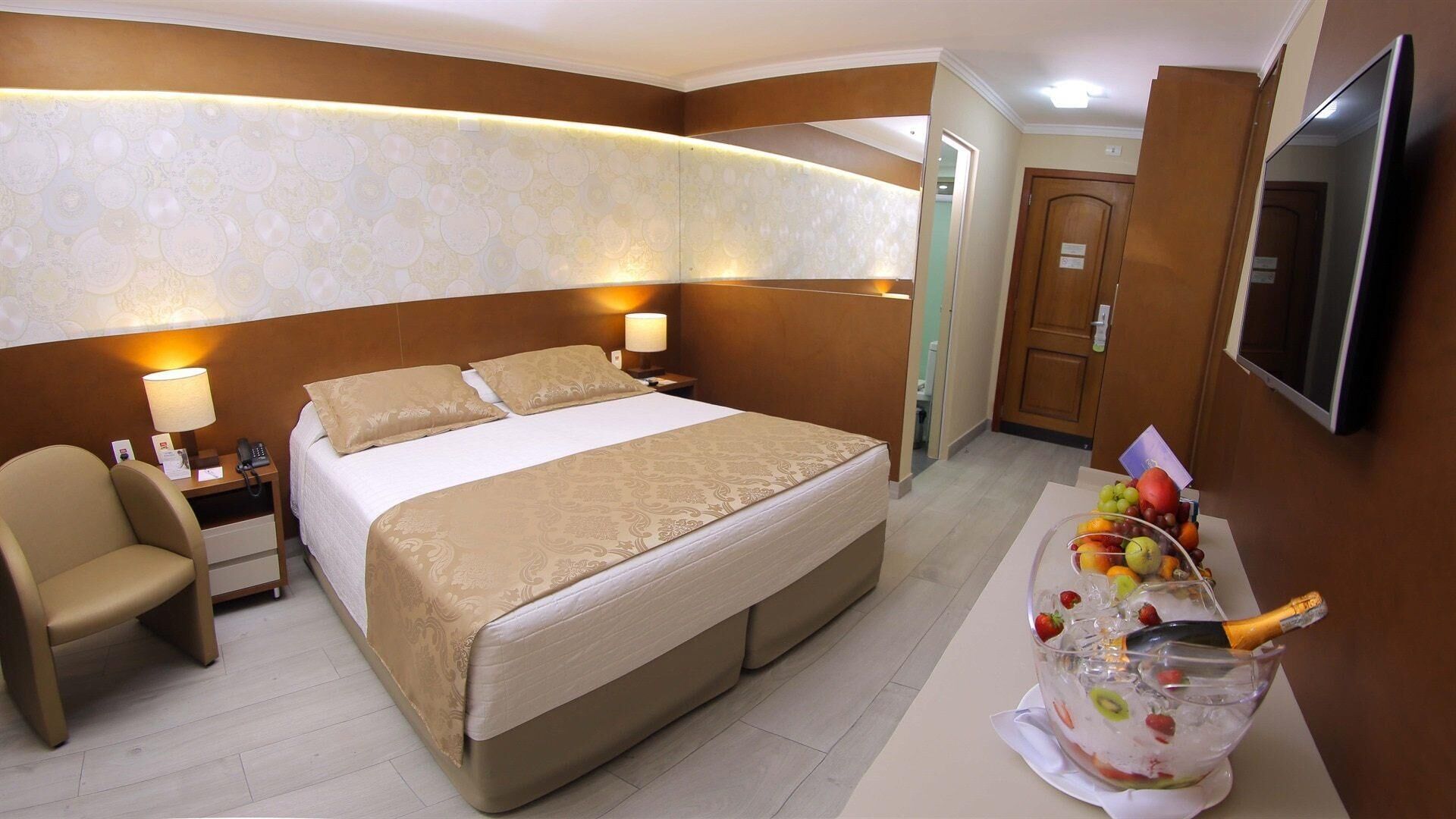 Surmatelas, minibar, coffres-forts dans les chambres, bureau