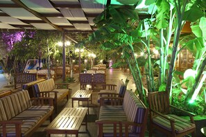 Frokost, lunsj og middag serveres, utsikt mot bassenget