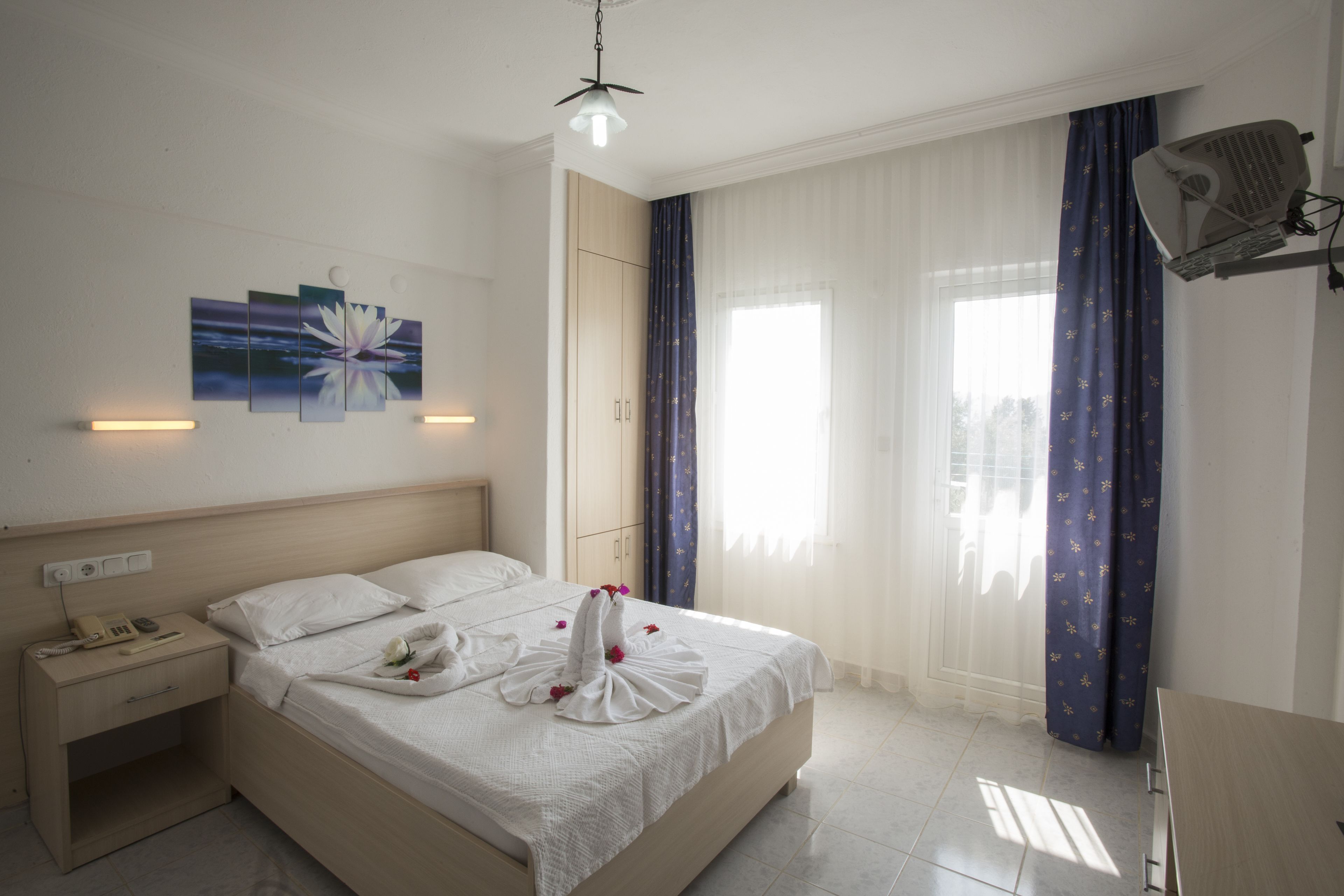 standard double room, 1 double bed, non smoking, mountain view | bed sheets