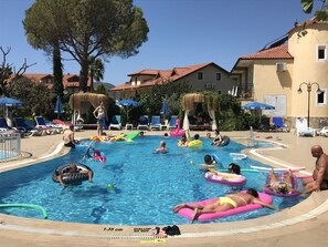 Sesongbasert utendørsbasseng og bassengparasoller