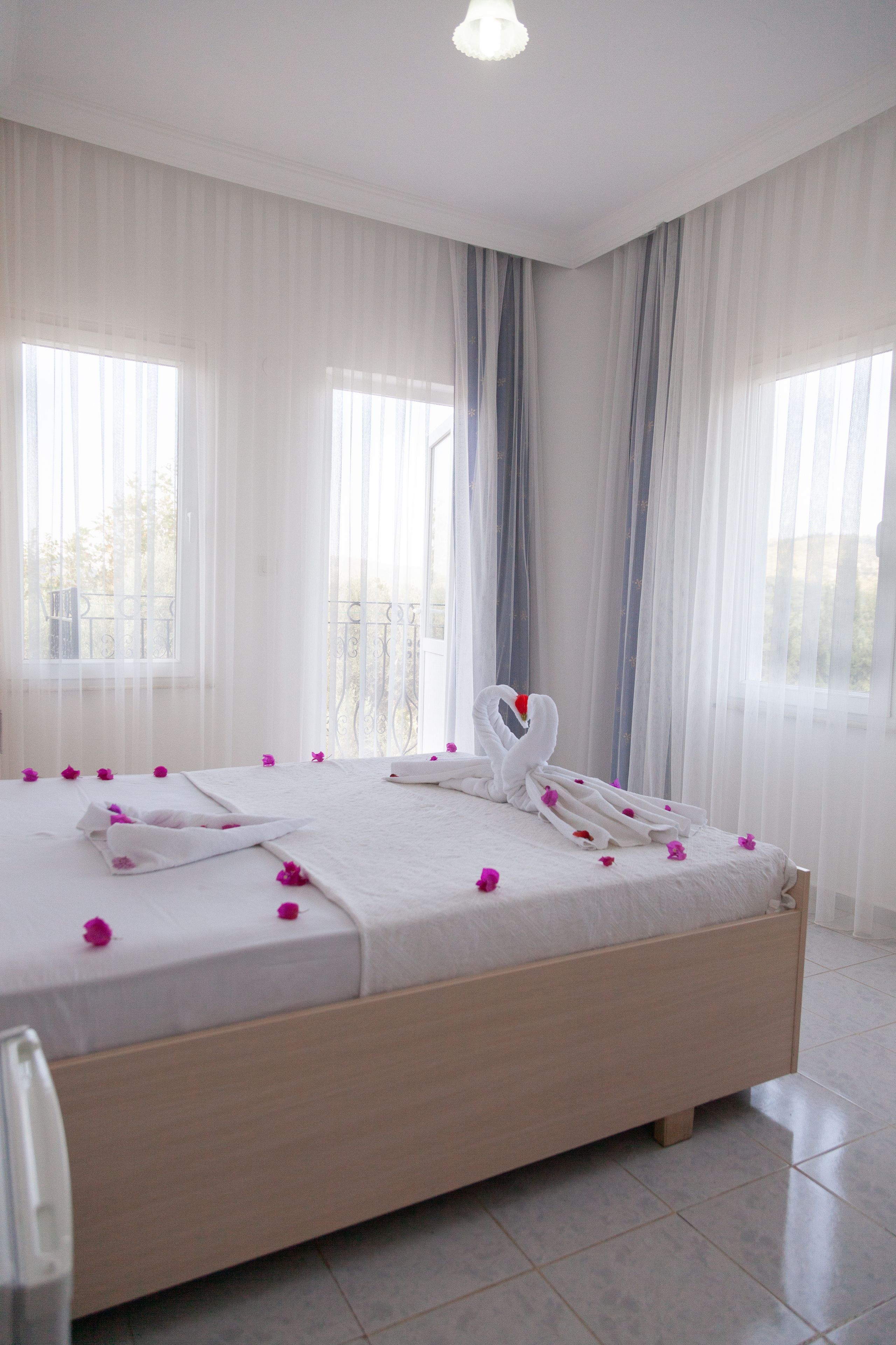 standard triple room, 1 bedroom, non smoking, mountain view | bed sheets