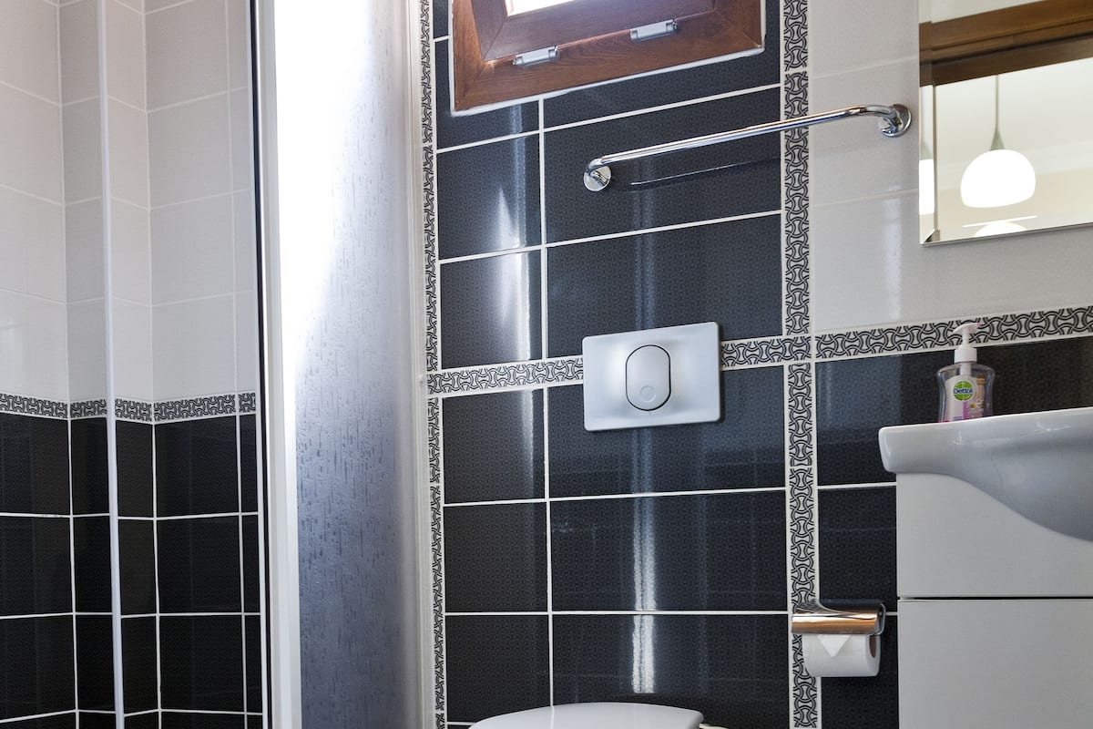 Douche, articles de toilette gratuits, sĂšche-cheveux