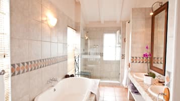 Luxury Apartment (Self Catering) | Bathroom | Free toiletries, hair dryer