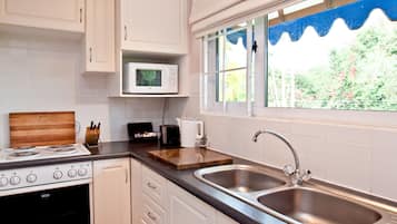 Double room with shower | Living area | Flat-screen TV