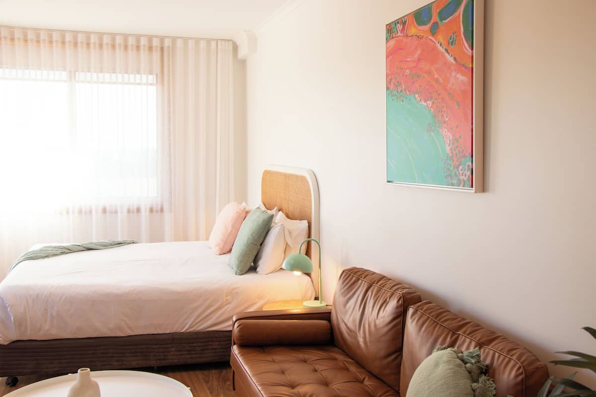 Minibar, iron/ironing board, free WiFi, bed sheets