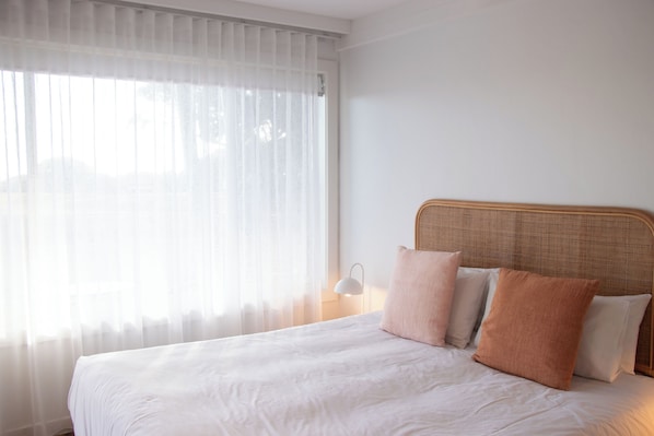 Standard-Suite, Erdgeschoss | Minibar, Bügeleisen/Bügelbrett, kostenloses WLAN, Bettwäsche
