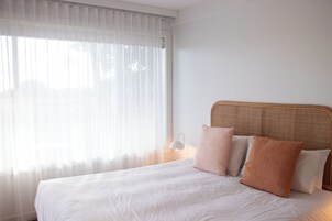 Minibar, tabla de planchar con plancha, wifi gratis y ropa de cama