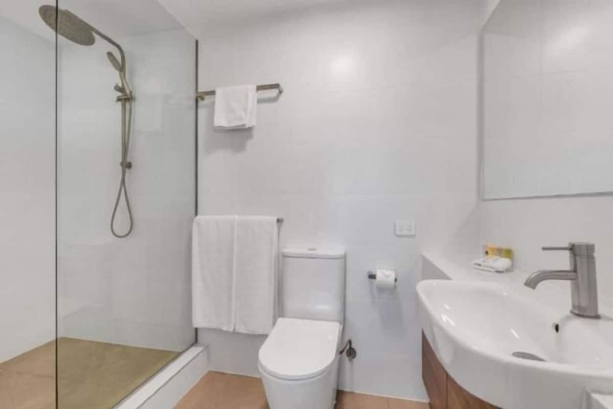 Articles de toilette gratuits, sĂšche-cheveux, serviettes fournies