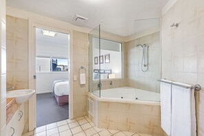 Free toiletries, hair dryer, towels - Raffles Mooloolaba (Mooloolaba)